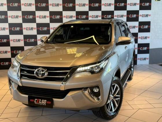 TOYOTA HILUX SW4 2.8 SRX 4X4 7 LUGARES 16V TURBO INTERCOOLER DIESEL 4P AUTOMÁTICO